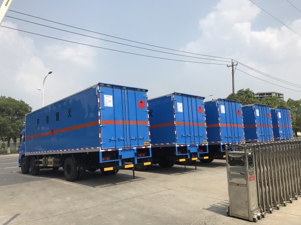 東風(fēng)天錦8.6米易燃液體廂式運(yùn)輸車