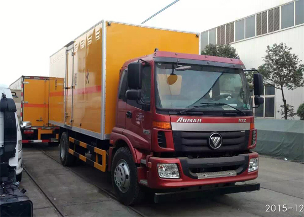 福田歐曼8.6噸6.2米不燃?xì)怏w運(yùn)輸車(chē)