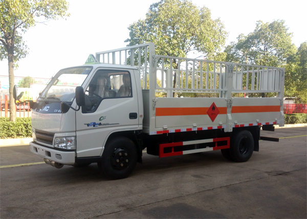 江鈴順達(dá)4.2米2.8噸氣瓶運(yùn)輸車