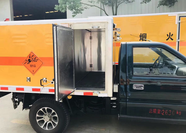 慶鈴五十鈴單排四驅(qū)皮卡炸藥運(yùn)輸車